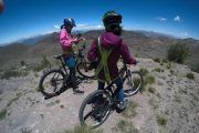 En bicicletas por la cuesta del obispo